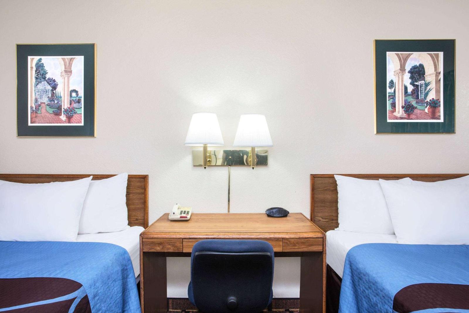 Super 8 by Wyndham Douglas Main image 1