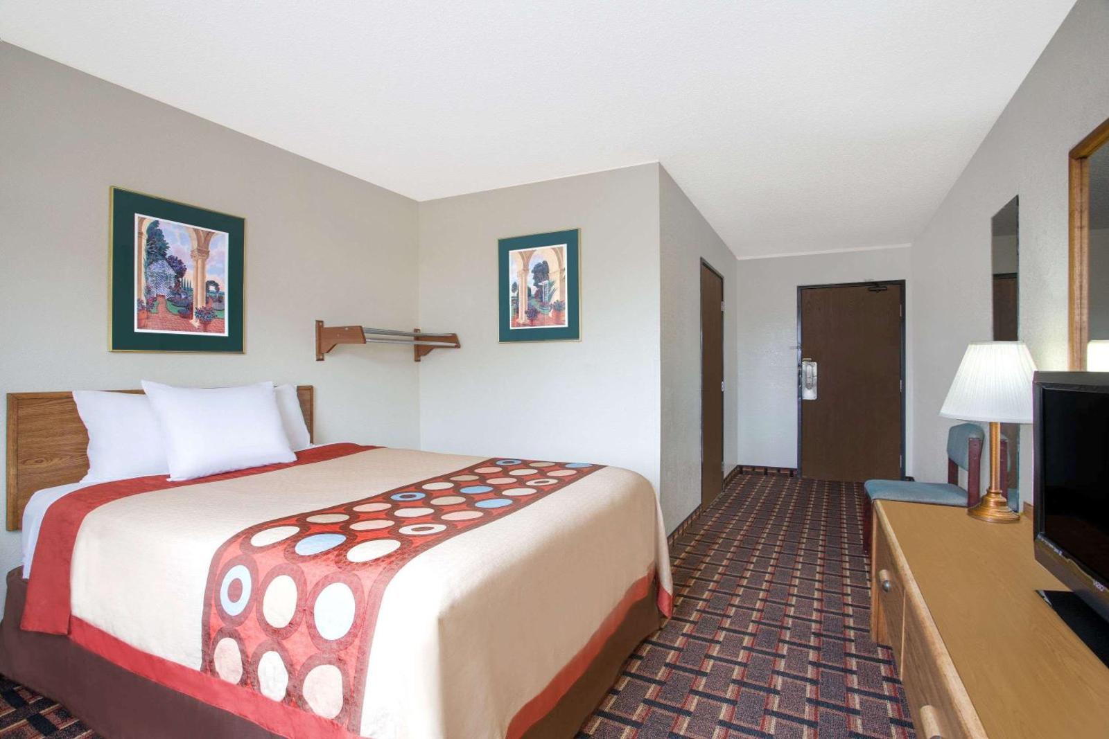 Super 8 by Wyndham Douglas Main image 2